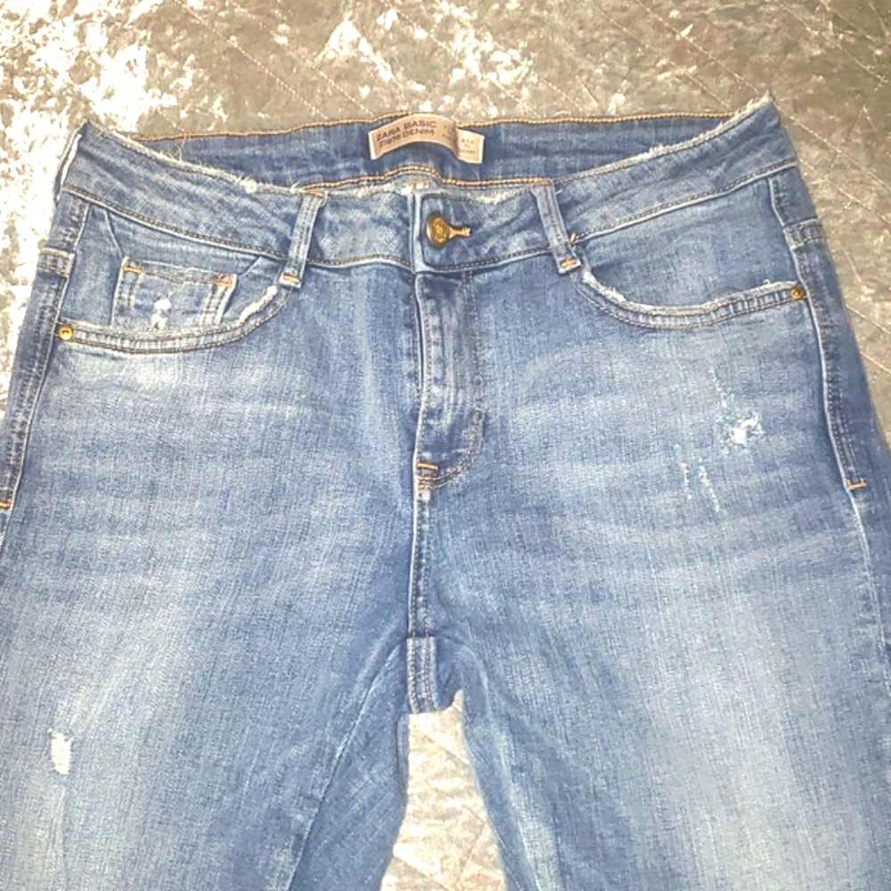 Zara Cropped Light Blue Jeans with Raw Hem - Picture 8 of 8